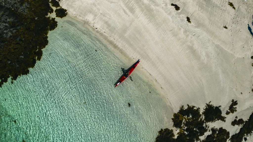 Kajakk på strand i Lofoten.