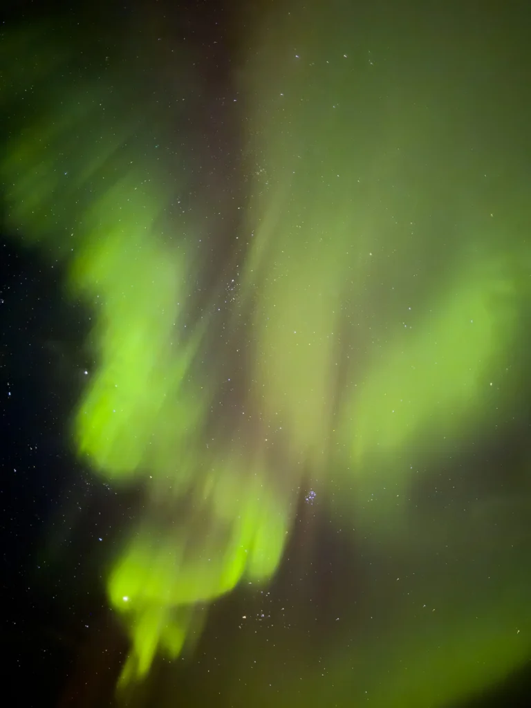 Nordlys danser over fjellene i Lofoten en klar vinternatt.